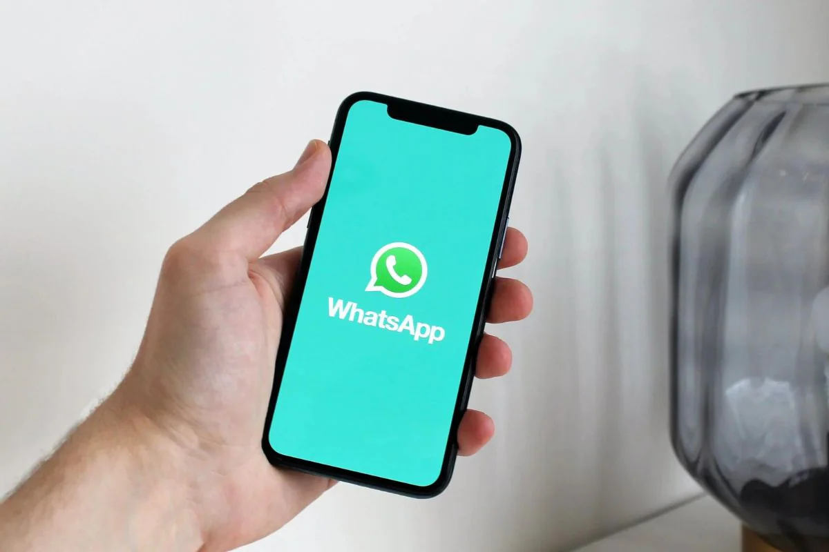 How to make custom Independence Day stickers on WhatsApp