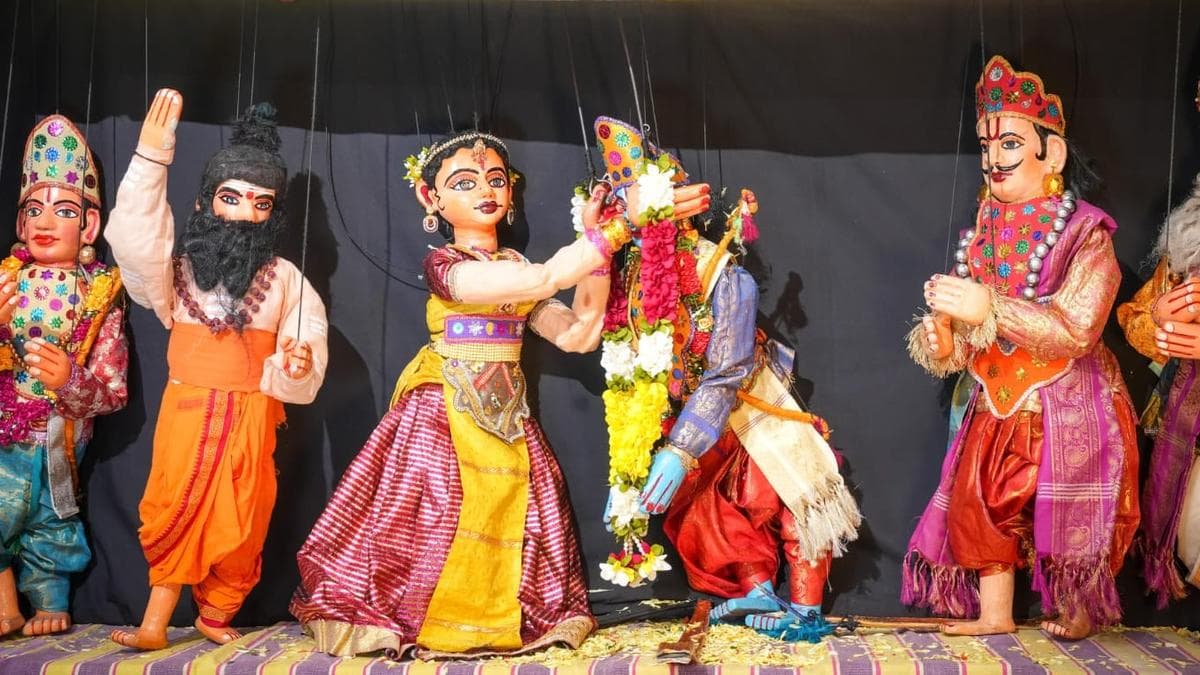 Puppeteer Asks to Treat Art as Theatre