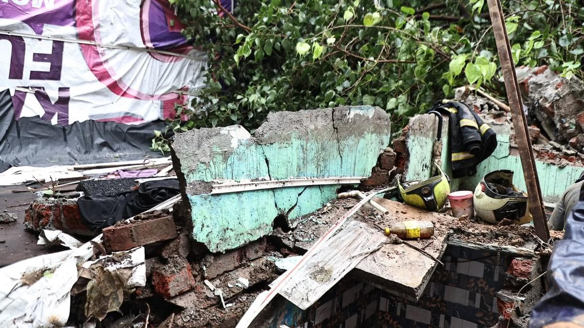 Seven People Die After Dirt Falls on Houses in Mumbai